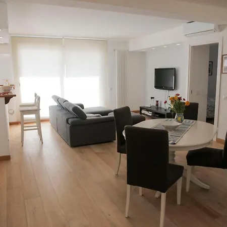 The Sunny House Apartment